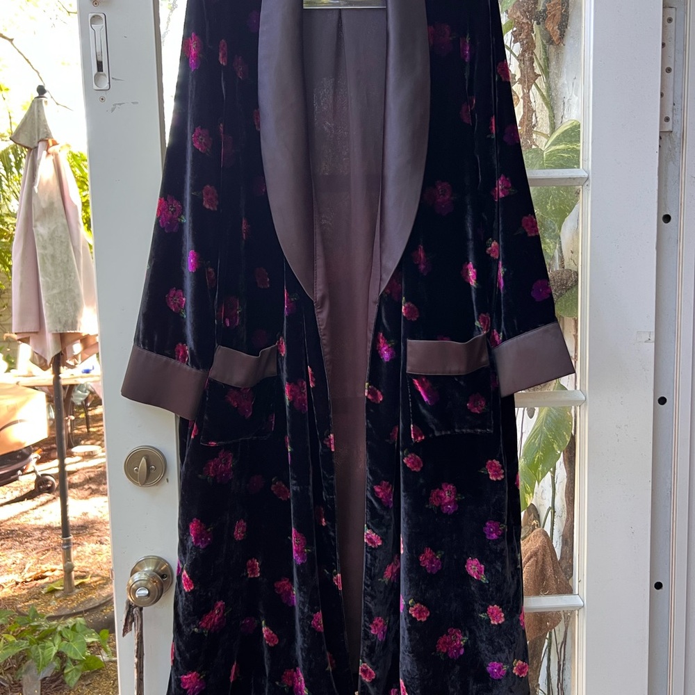 Victoria's Secret Black Velvet Robe in excellent condition! read more